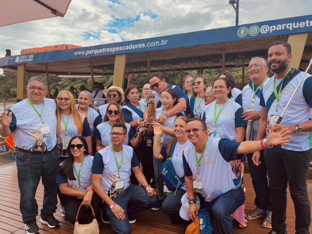 Grupo de visitantes reunido no Parque Três Pescadores